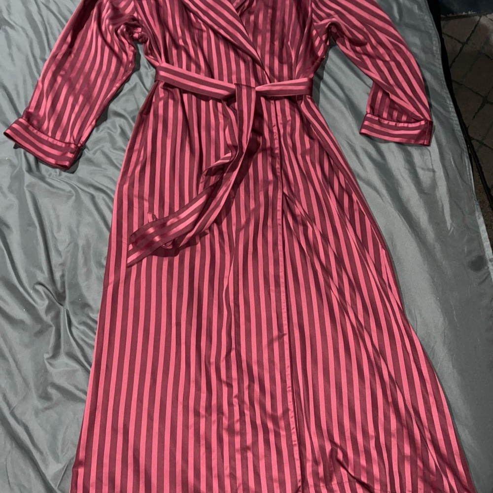 Cabernet Pink Striped Robe‎